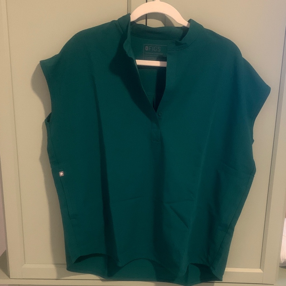 New With Tags Figs Rafia Women's Hunter Green V-Neck Scrub Tunic